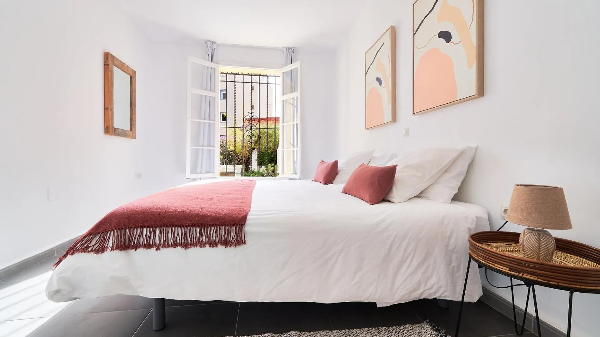Villa Rosita Suites En Playa De La Malagueta Con Terraza Malaga